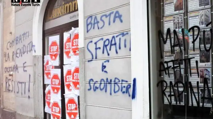 В Турине прошел марш против выселений и спекуляций рынке недвижимости В демонстрации приняли участие социальные центры беженцы и иностранцы