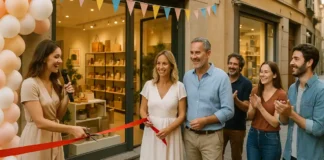 Как провести инаугурацию ИП и открытие магазина в Италии и Турине Открытие магазина в Турине – инаугурация с гостями, ведущей и витриной Светлый современный магазин на улице Турина, перед входом собралось много людей, ведущая с микрофоном, ленточка, воздушные шары и витрина с товарами, тёплый дневной свет.