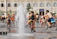 Велонудисты в Италии организовали массовую поездку по Турину Голый велопробег в Италии, нудисты в Турине