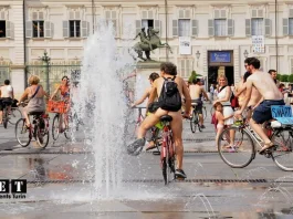 Голый велопробег в Италии, нудисты в Турине
