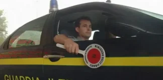 Нелегальные иммигранты как селедки в бочке арестованы в Турине Нелегалы Италии в багажнике машины Турин