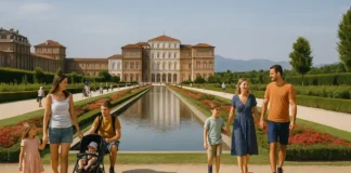 Венария Реале программа мероприятий в Турине Семейный день в Венария Реале под Турином во время Ferragosto Семьи с детьми гуляют по садам Венария Реале под Турином во время Ferragosto, на фоне виден королевский дворец и водный канал.