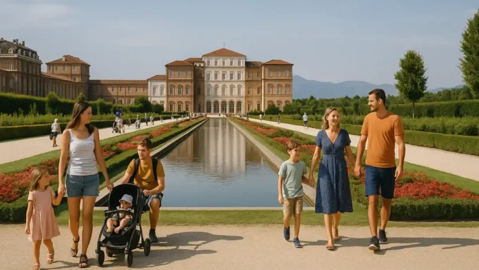 Семейный день в Венария Реале под Турином во время Ferragosto Семьи с детьми гуляют по садам Венария Реале под Турином во время Ferragosto, на фоне виден королевский дворец и водный канал.