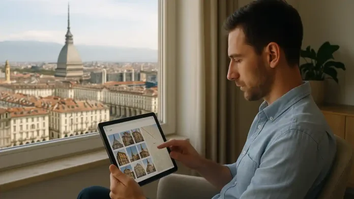 Вид на архитектуру Турина и человека, просматривающего цифровой архив зданий на планшете На переднем плане человек сидит за столом у окна с видом на центр Турина, на столе открыт планшет с картой города и превью исторических зданий. В окне видны крыши Турина и силуэт Моле Антонеллиана. Мягкий дневной свет, современный, но уютный интерьер