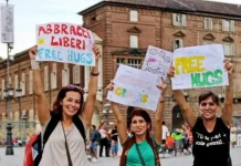 Turin Italy Free Hugs Torino Italia Abbracci Gratis Бесплатные объятия в Турине: как изменилась культура человечности за 12 лет