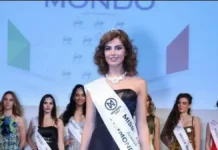 Уникальная возможность стать Мисс Мира: конкурсный отбор в Италии Miss Mondo Piemonte – конкурс красоты в Турине, участницы на сцене во время регионального отбора Широкий кадр сцены конкурса Miss Mondo Piemonte в Турине: участницы в вечерних платьях стоят на подиуме, за спиной светодиодный экран, внизу видна жюри и зрители. Атмосфера элегантного шоу, мягкий сценический свет.