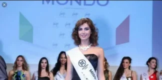 Уникальная возможность стать Мисс Мира: конкурсный отбор в Италии Miss Mondo Piemonte – конкурс красоты в Турине, участницы на сцене во время регионального отбора Широкий кадр сцены конкурса Miss Mondo Piemonte в Турине: участницы в вечерних платьях стоят на подиуме, за спиной светодиодный экран, внизу видна жюри и зрители. Атмосфера элегантного шоу, мягкий сценический свет.