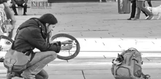 Путешествие в прошлое: уличные виды Турина в январе 2014 года на фотографиях Девушка фотографирующая свою собачку на площади Уличная фотография Турина 2014