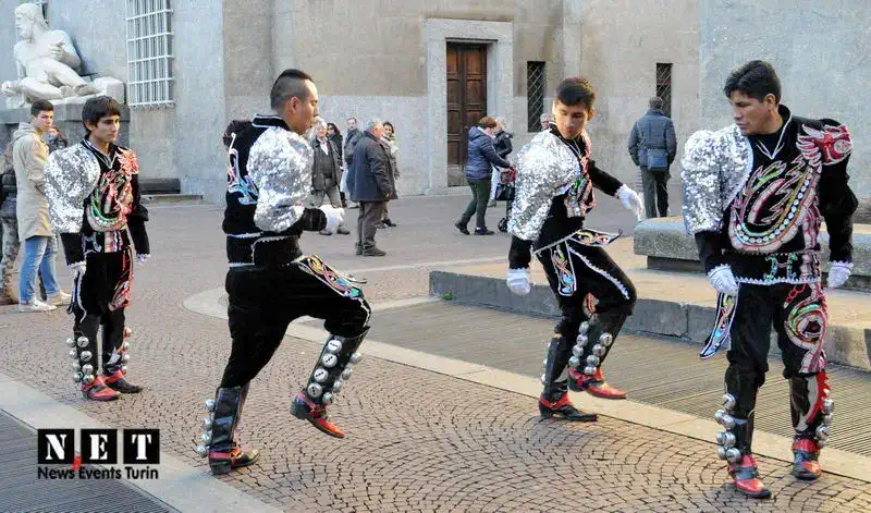 Перуанцы танцуют на площади CLN в Турине