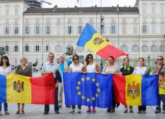 Празднование в Турине: Молдаване радуются подписанию ассоциации с ЕС moldoveni-torino-acordul_UE