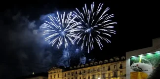 Необыкновенное зрелище: торжественный фейерверк в Турине на день города Фейерверк салют в Турине Сан-Джованни в 2014 году