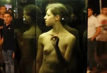 Голая итальянка под стеклом: как в 2014 году «Хрустальная стена» шокировала Турин Голая женщина на площади Турина в стеклянной кабине