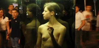 Голая итальянка под стеклом: как в 2014 году «Хрустальная стена» шокировала Турин Голая женщина на площади Турина в стеклянной кабине