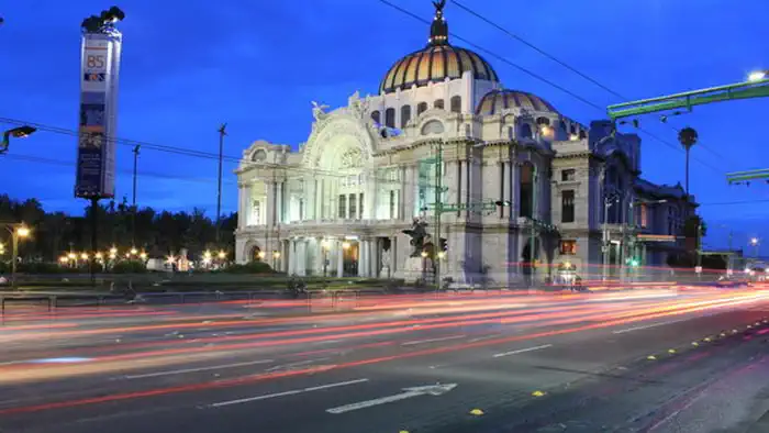 Мехико (Méjico, México), столица Мексики, важнейший экономический, политический и культурный центр страны