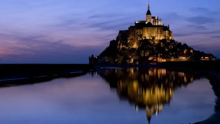 Замок Мон Сен-Мишель — одна из самых популярных достопримечательностей Франции