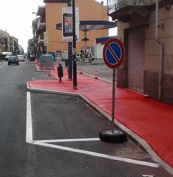 Жители Турина проснулись и увидели красный тротуар