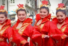 Китайский Новый год в Турине 2015: как это было Китайский Новый год в Турине 2015: парад, танцы льва и дракона Архивный кадр праздника Capodanno Cinese в Турине, 2015 год.