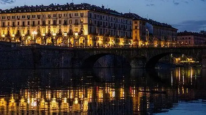 Река По в Турине вечером