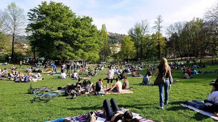 Полно людей в парке Валентино в Турине