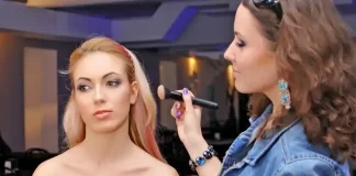 Искусство и мода сливаются вместе на модном событии IO BALLO в Турине Визажист Елена красит модель Дебора