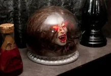 Загадочный Дом Дьявола в Турине: магический ресторан, где мистика встречается со стейком Фотореалистичный вид готического зала Дома Дьявола в Турине с темным интерьером, свечами, черепами и сервированным столом со стейком и бокалом красного вина.