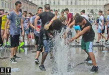 Школьники Турина наслаждаются купанием в фонтанах Италии Купание в фонтанах Италии школьники Турина