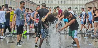 Школьники Турина наслаждаются купанием в фонтанах Италии Купание в фонтанах Италии школьники Турина
