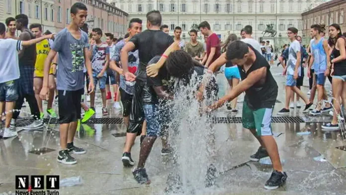 Купание в фонтанах Италии школьники Турина