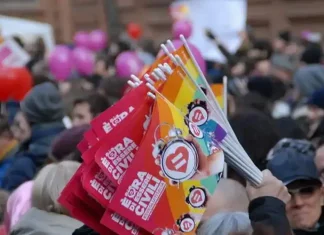 Разнообразие и равенство: манифестации ЛГБТ и защитников традиционной семьи в Турине ЛГБТ и защита традиционной семьи в Италии Турин