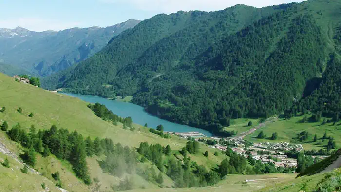 Мечта туриста маленькое село на берегу озера в Альпах Италии Пьемонта