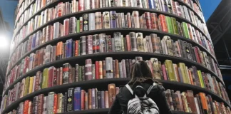 Скандальная тема в Турине Книжную выставку Турина хотят перевести в Милан Туринская книжная ярмарка Salone del Libro в павильонах Линготто Описание изображения: Вид на павильоны Туринской книжной ярмарки Salone del Libro в Линготто: стенды издательств, посетители с книгами и насыщенная выставочная атмосфера.