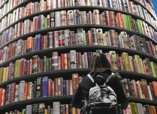 Скандальная тема в Турине Книжную выставку Турина хотят перевести в Милан Туринская книжная ярмарка Salone del Libro в павильонах Линготто Описание изображения: Вид на павильоны Туринской книжной ярмарки Salone del Libro в Линготто: стенды издательств, посетители с книгами и насыщенная выставочная атмосфера.