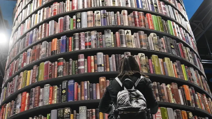 Туринская книжная ярмарка Salone del Libro в павильонах Линготто Описание изображения: Вид на павильоны Туринской книжной ярмарки Salone del Libro в Линготто: стенды издательств, посетители с книгами и насыщенная выставочная атмосфера.