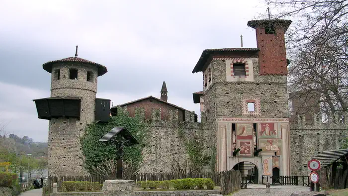 Дворцы замки Турина борго медиевале