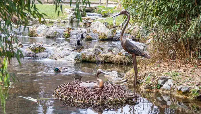 Прогуливаясь по парку, вы можете попасть в буколический "Сад камней" с его ручьями, мостиками, прудами и зелеными лугами, населенными утками, воронами и белками