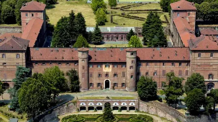 Замок Монкальери в Турине дворцы Италии