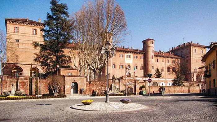 Откройте для себя Величие Замка Монкальери: Историческая Жемчужина Турина