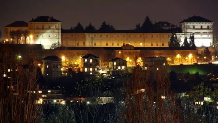 Замечательный замок Монкальери в провинции Турина ночью