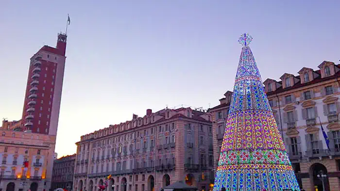 Новогодняя елка в Турине на главной площади Кастелло