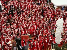 Рождественский парад Дедов Морозов и Снегурочек в Турине