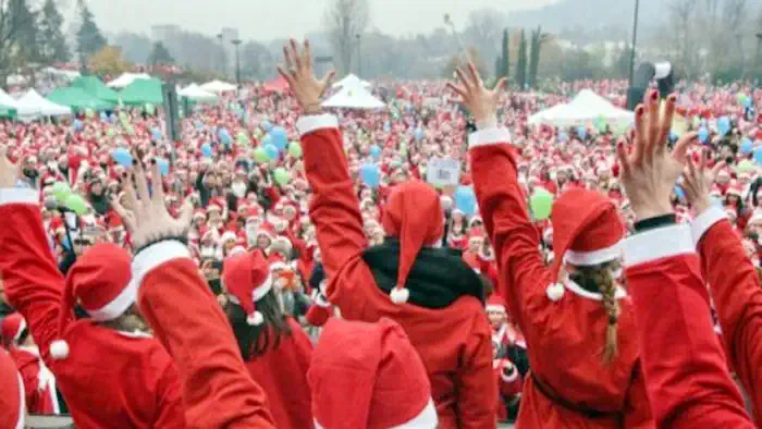 Тысячи Дед Морозов возле детской больницы в Турине Италия