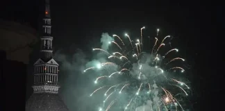 Магия света: дроны превращают Турин в волшебное место! Светящиеся дроны в небе Италии Турин