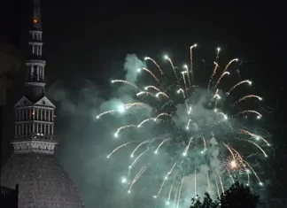 Магия света: дроны превращают Турин в волшебное место! Светящиеся дроны в небе Италии Турин