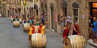 Топ-7 самых удивительных фестивалей в Италии Bravio бочонка Бочки в Монтепульчано, Тоскана