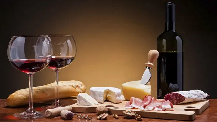 Италия известна своей замечательной продукцией, прекрасной кухней и высококачественным вином. Итальянская кухня славится своими свежими, сезонными продуктами, простыми рецептами и вкусом. Итальянцы любят готовить и есть дома, а также ходить в рестораны и кафе