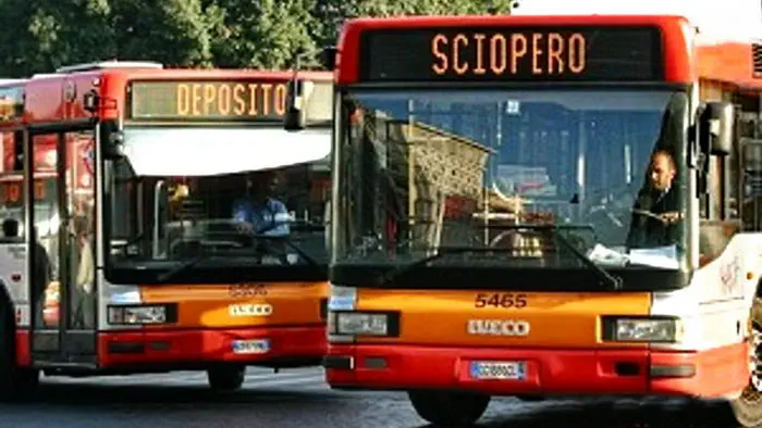 Забастовка автобусов трамваев Италия Турин