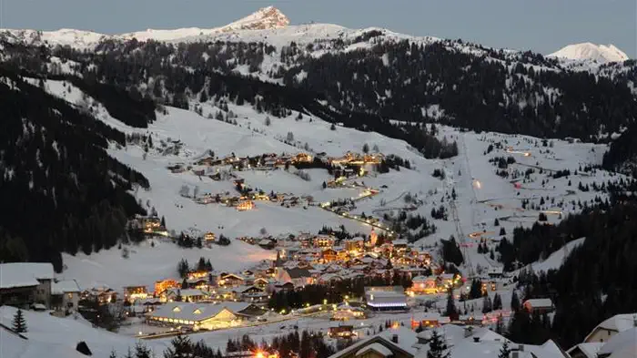 Alta Badia - это горнолыжный курорт в Доломитах на севере Италии, в верхней части Валь-Бадии в Южном Тироле. Он включен в территории муниципалитетов Корвара, Бадия и Ла-Валь. Верхняя отметка: 2,550 м.