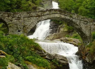 Водопад Фондо в Пьемонте: купание, прогулки и маршруты в горах рядом с Турином Водопады на севере Италии - Водопад Фондо север Италии