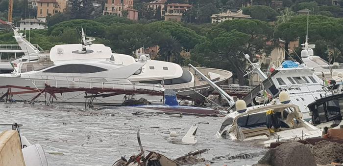 Gli Yacht che  si sono schiantati contro la costa a causa del cedimento della diga di contenimento 