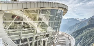 Канатная дорога SkyWay на гору Монблан в Альпах Путешествие на вершину Монблана: Откройте величие Западных Альп Италии с Skyway Monte Bianco